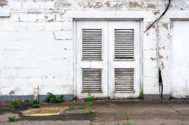 İngiltere 'deki endüstriyel fabrika deposunda beyaz kapılar kazan dairesi.