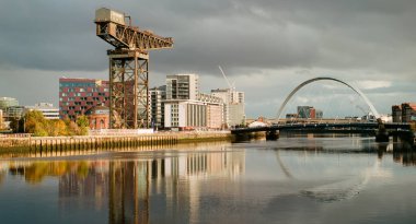 Glasgow, İskoçya, İngiltere, 14 Aralık 2022, Clydeport Crane Finnieston 'da Glasgow UK' deki Clyde Arc köprüsünün yanında.