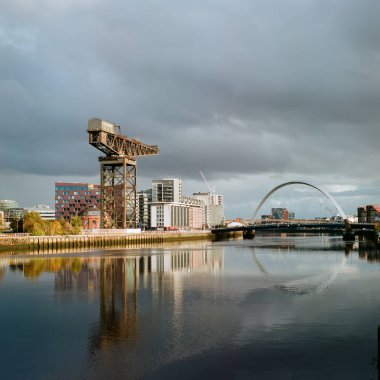 Glasgow, İskoçya, İngiltere, 14 Aralık 2022, Clydeport Crane Finnieston 'da Glasgow UK' deki Clyde Arc köprüsünün yanında.