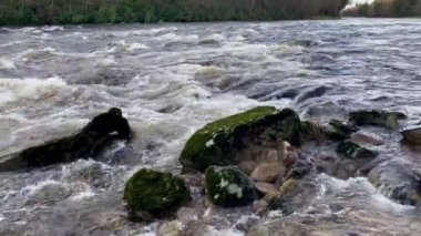Dee Nehri en son İngiltere kışı boyunca yüksek su seviyesi nedeniyle akar.