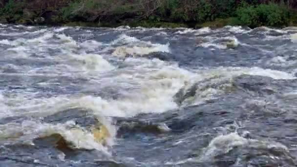 Rio Dee Último Fluxo Devido Alto Nível Água Durante Inverno — Vídeo de Stock