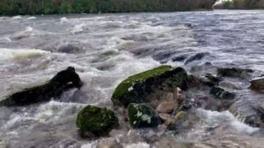 Dee Nehri en son İngiltere kışı boyunca yüksek su seviyesi nedeniyle akar.