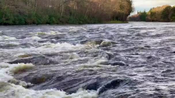 Fluss Dee Fließt Zuletzt Wegen Hohen Wasserstandes Winter — Stockvideo