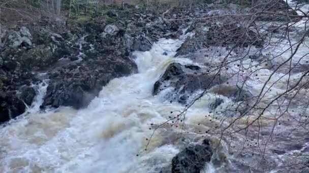 Río Dee Rápido Que Fluye Debido Alto Nivel Del Agua — Vídeo de stock