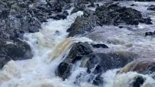 Río Dee Rápido Que Fluye Debido Alto Nivel Del Agua — Vídeo de stock