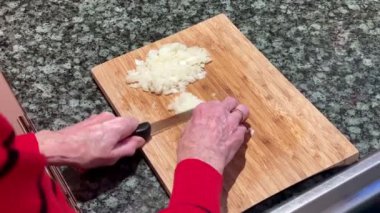 Yaşlı Bayan UK tarafından doğranmış soğan tahtası.