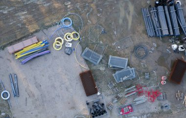 İnşaat alanı malzemeleri ve İngiltere 'nin yukarısından görüntülenen araçlar