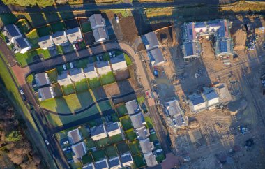 Kırsal bölgelerde artan talep için yeni konut geliştirme evleri inşa ediliyor.