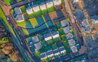 Kırsal bölgelerde artan talep için yeni konut geliştirme evleri inşa ediliyor.