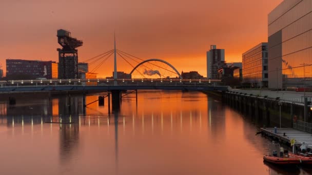 Kapal Derek Finnieston Sebelah Clyde Arc Jembatan Glasgow Sungai Clyde — Stok Video