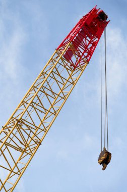 Turna ve kaldırma kancası mavi gökyüzüne yakın.