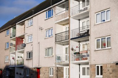 Port Glasgow İngiltere 'de sosyal yardım sorunları olan fakir konutlardaki konut daireleri