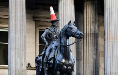 Glasgow 'daki Wellington Dükü Arthur Wellesley' in binicilik heykeli.