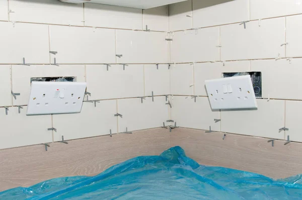 Nueva Instalación Baldosas Cocina Con Tomas Eléctricas Eliminadas Reino Unido —  Fotos de Stock