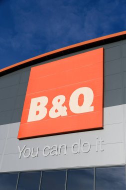 B ve Q ev geliştirme DIY mağaza ön işareti 