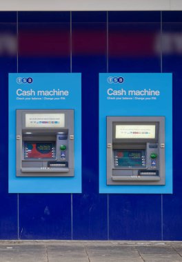 Londra, İngiltere, İngiltere, 26 Mart 2023, ATM otomatikman nakit para çekme üst üste duvardan çekildi