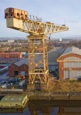 Glasgow 'daki gemi yapımı vinç İskoçya' daki Clyde Nehri üzerinde.