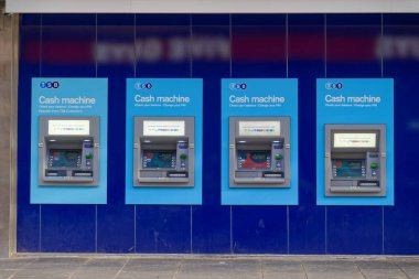 Londra, İngiltere, İngiltere, 26 Mart 2023, ATM otomatikman nakit para çekme üst üste duvardan çekildi
