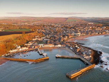 Stonehaven Limanı ve kasaba yazın İngiltere 'de gün doğumunda.