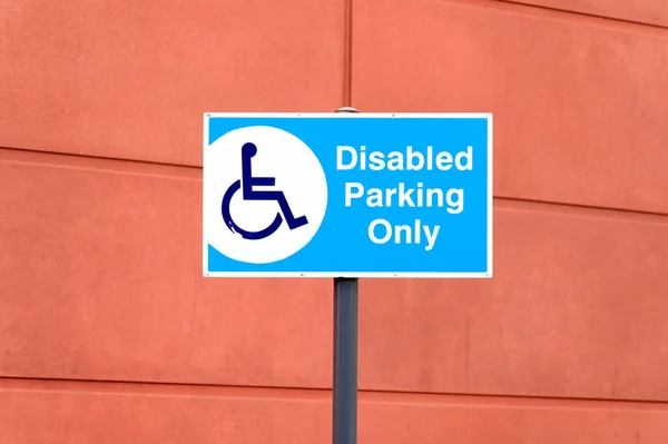 Niepełnosprawny Posiadacz Niebieskiej Odznaki Znak Parkingowy Dla Kierowcy — Zdjęcie stockowe