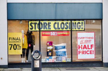 Londra, İngiltere, 3 Nisan 2023, mağaza kapanma izni satışı dükkan vitrininde.
