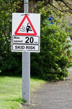 Patinaj riski yol hız sınırı işareti İngiltere