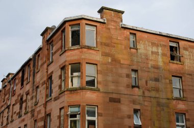 Port Glasgow İngiltere 'de sosyal yardım sorunları olan fakir konutlardaki konut daireleri