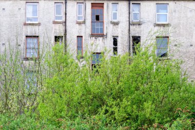 Port Glasgow İngiltere 'de sosyal yardım sorunları olan fakir konutlardaki konut daireleri