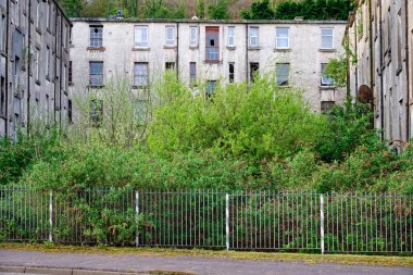 Port Glasgow İngiltere 'de sosyal yardım sorunları olan fakir konutlardaki konut daireleri