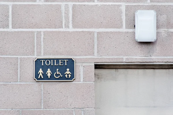 障害者 幼児のための公衆用トイレ標識 — ストック写真