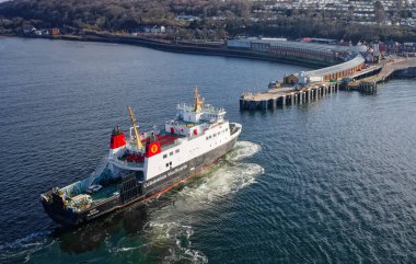Caledonian MacBrayne feribotu İngiltere 'deki onarım çalışmaları sonrasında Wemyss Körfezi' ne varıyor.