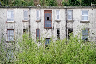 Port Glasgow İngiltere 'de sosyal yardım sorunları olan fakir konutlardaki konut daireleri