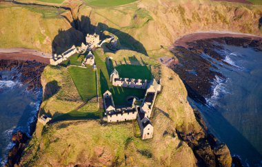 Stonehaven yakınlarındaki Dunnottar Şatosu İngiltere 'de gün doğumunda yukarıdan izlendi.