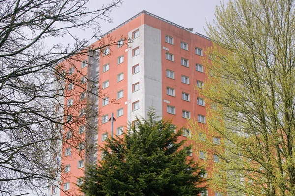 住宅不動産と空のプレイエリアの高層評議会フラット英国 — ストック写真