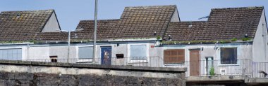 Port Glasgow İngiltere 'de sosyal yardım sorunları olan fakir konutlardaki konut daireleri