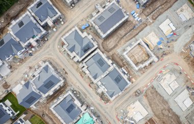 Kırsal bölgelerde artan talep için yeni konut geliştirme evleri inşa ediliyor.