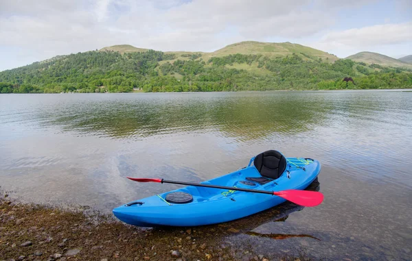 Blue Kayak Moored Loch Lomond Island — Zdjęcie stockowe