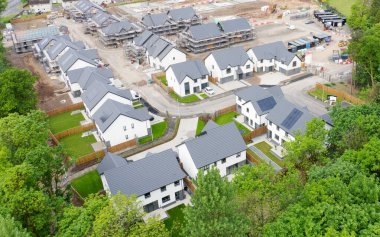 Kırsal bölgelerde artan talep için yeni konut geliştirme evleri inşa ediliyor.