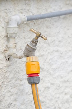 Sarı kauçuk hortum ve duvar tutacağı İngiltere açıklarında.
