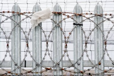 İnşaat alanı İngiltere 'de güvenlik çitlerinde jilet teli uyarı işareti