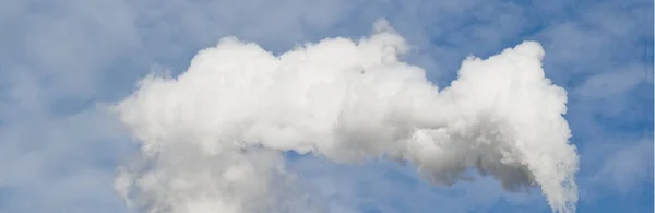 Flue Schoorsteen Rook Tegen Blauwe Lucht Verenigd Koninkrijk — Stockfoto
