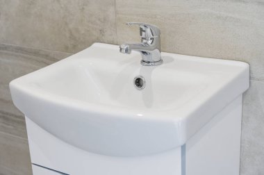 Süslü İngiltere 'de beyaz leğen ve krom karıştırıcı.