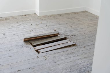 İnşaat alanı İngiltere 'de dairesi olan zemin tahtası kırılmış.