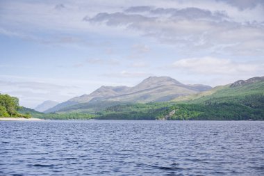 İngiltere yazında Lomond Gölü 'nden Ben Lomond manzarası