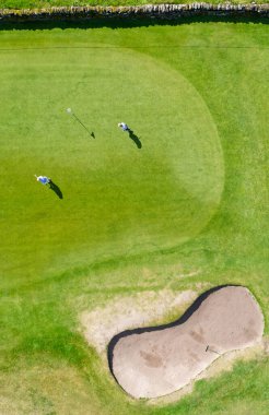 Golf sahası yeşil hava manzaralı ve İngiltere 'de iki oyuncu.