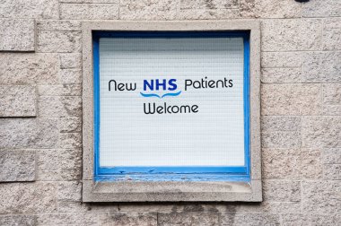 Yeni NHS hastaları İngiltere doktor kliniğinin önündeki tabelayı hoş karşıladı