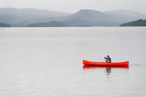 Kajak Spokojnej Spokojnej Wodzie Loch Lomond — Zdjęcie stockowe