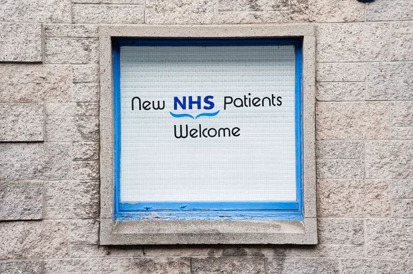 Yeni NHS hastaları İngiltere doktor kliniğinin önündeki tabelayı hoş karşıladı