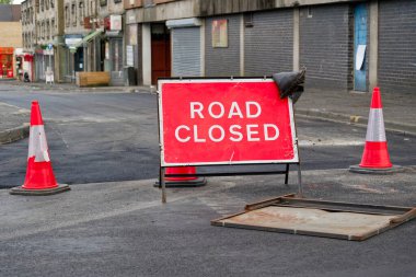 Önümüzde kapalı tabela ve trafik konileri var.