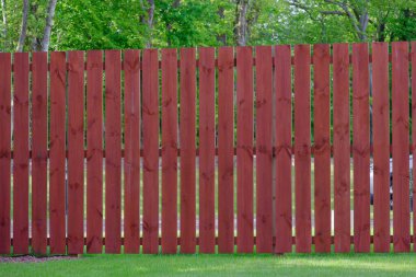 Orta meşe rengi İngiltere boyasıyla kaplı ahşap bahçe çiti.